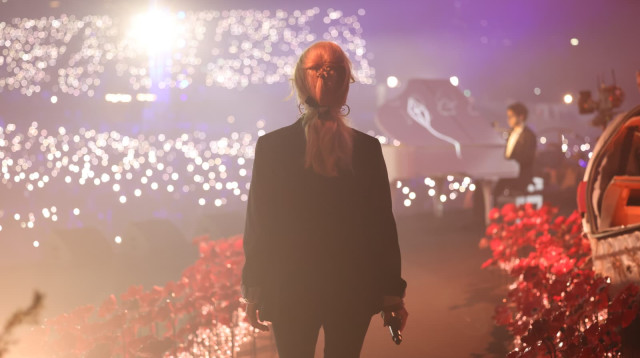 ריקי גל ותמיר גרינברג מבצעים את  "מקום לדאגה" בטקס הזיכרון הלאומי (צילום: אלון לוין)