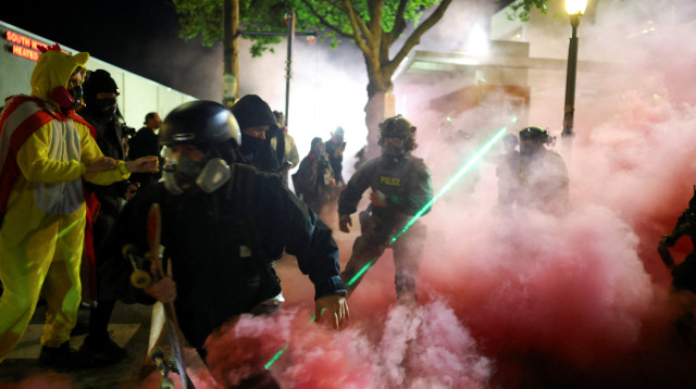 ההפגנות מחוץ ל-ICE, מטה ההגירה של ארה"ב באורגון (צילום: REUTERS/Carlos Barria)