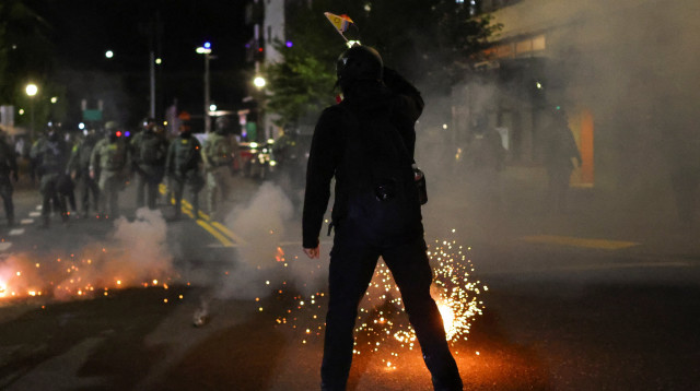 הפגנות מחוץ למטה ההגירה ICE באורגון ארה"ב (צילום: REUTERS/Carlos Barria)