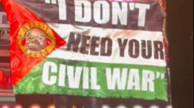 אקסל רוז מניף את דגל פלסטין במהלך הופעתו (צילום: צילום מסך)