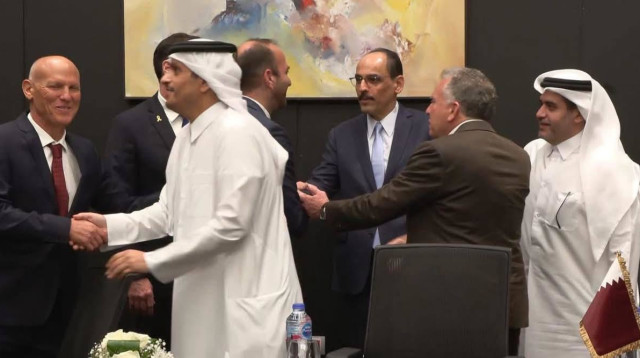 ניצן אלון וראש ממשלת קטאר (צילום: רשתות ערביות)