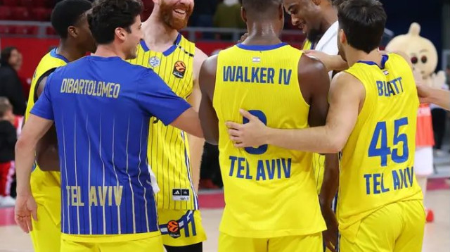 גאווה ונחת. מכבי חוגגת (צילום: אודי ציטיאט)