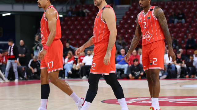 אנטוניו בלייקני, ואסילייה מיציץ', קולין מלקולם, שחקני הפועל תל אביב (צילום: אודי ציטיאט)