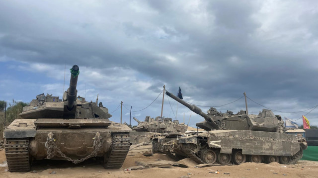 טנקים של צה"ל בשטחי הכינוס: לקראת יציאה מרצועת עזה (צילום: אבי אשכנזי)