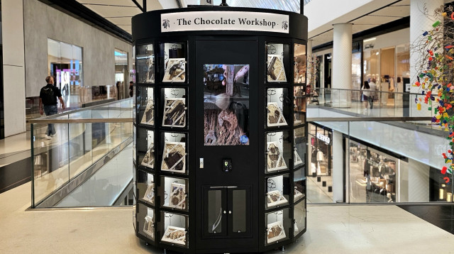 מכונת השוקולד בקניון TLV (צילום: טל איז'ק)