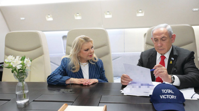 בנימין ושרה נתניהו במטוס (צילום: עמוס בן גרשום, לע"מ)