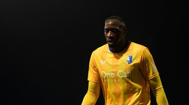 לוקאס אקינס, חלוץ מנספילד טאון (צילום: GettyImages)