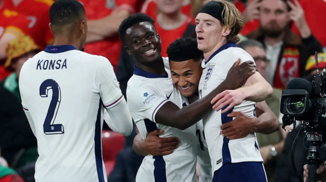 אנתוני גורדון, אולי ווטקינס, בוקאיו סאקה שחקני נבחרת אנגליה חוגגים (צילום: רויטרס)