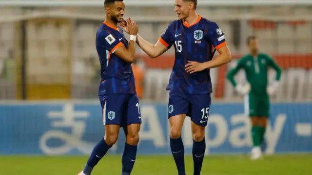 גאקפו דייק מהנקודה הלבנה, הולנד עלתה ליתרון מוקדם (צילום: רויטרס)