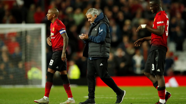 מאמן מנצ'סטר יונייטד ז'וזה מוריניו יורד מהמגרש עם שחקני הקבוצה אריק באיי, אשלי יאנג (צילום: רויטרס)