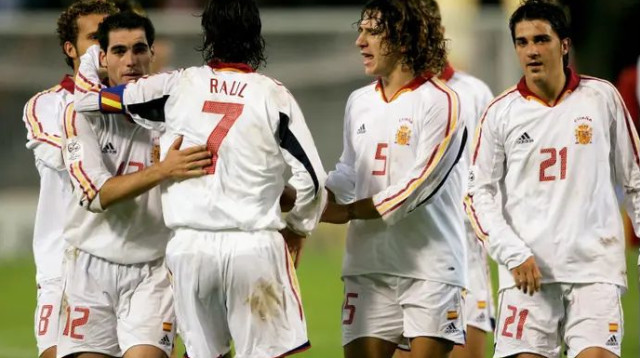 וייה וראול. החלפת המספר הובילה לביקורת קשה (צילום: GettyImages, Christof Koepsel/Bongarts)