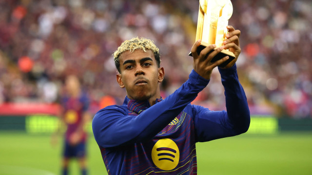 שחקן ברצלונה לאמין ימאל מציג את תואר השחקן הצעיר של השנה (צילום: רויטרס)