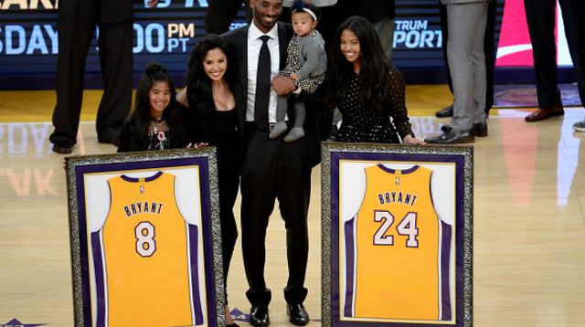 קובי בריאנט ומשפחתו בטקס הפרשת הגופיות שלו (צילום: Getty images)
