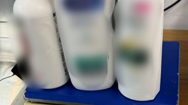 בקבוקי השמפו שהכילו כ-8 ק"ג סמים (צילום: דוברות המשטרה)