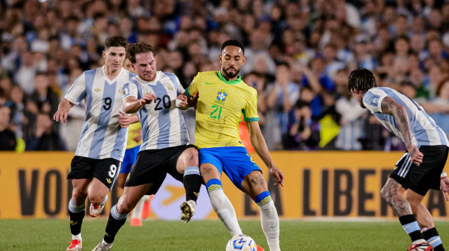 אלכסיס מקאליסטר, נבחרת ארגנטינה לצד מתאוס קוניה, נבחרת ברזיל (צילום: GettyImages)