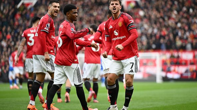 מייסון מאונט חוגג במדי מנצ'סטר יונייטד (צילום: Gareth Copley)