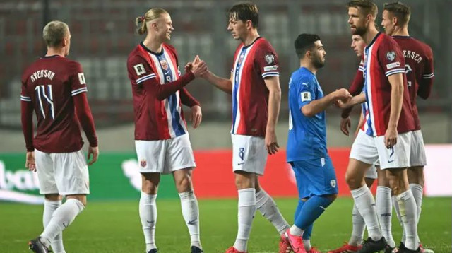 עם יד על הלב, אין לנו את הכלים לעצור אותם. אבו פאני לצד שחקני נורבגיה (צילום: אימג'בנק  GettyImages, ATTILA KISBENEDEK/AFP)