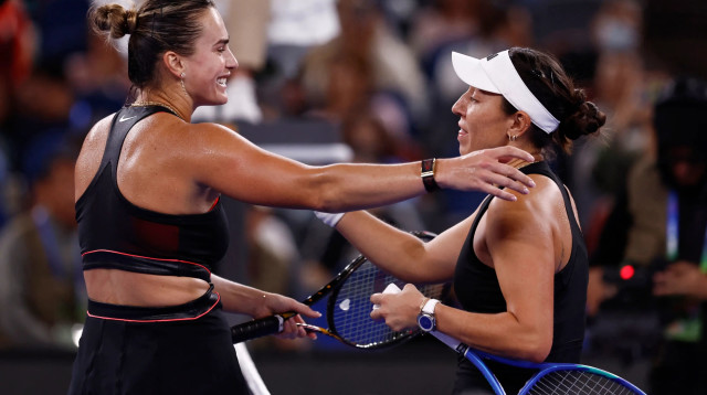ג'סיקה פגולה טניסאית אמריקאית עם ארינה סבאלנקה טניסאית בלארוסית (צילום: רויטרס)