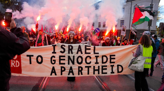 הפגנות של פרו-פלסטינים לפני המשחק של נבחרת ישראל מול נבחרת נורבגיה, אוסלו (צילום: GettyImages, JAVAD PARSA/AFP)