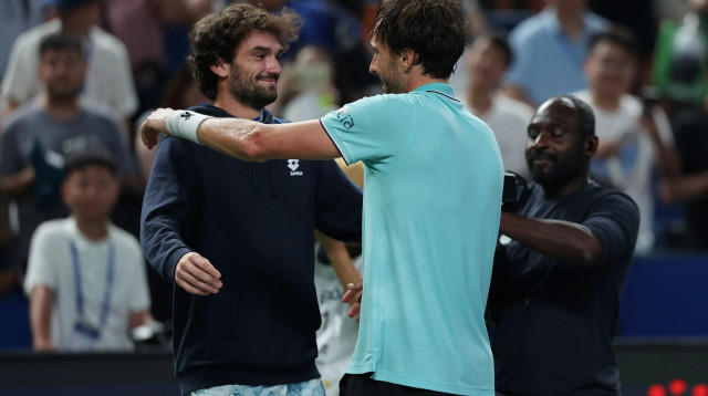 ארתור רינדרקנש טניסאי צרפתי (מימין) עם בן דודו ולנטן ואשרו, מולו ישחק בגמר טורניר שנגחאי (צילום: רויטרס)