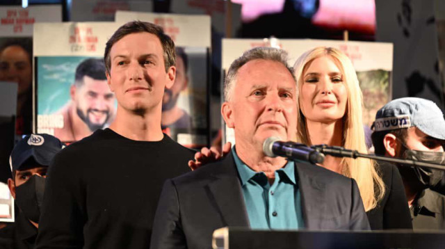 סטיב וויטקוף נואם בכיכר החטופים (צילום: ללא קרדיט)