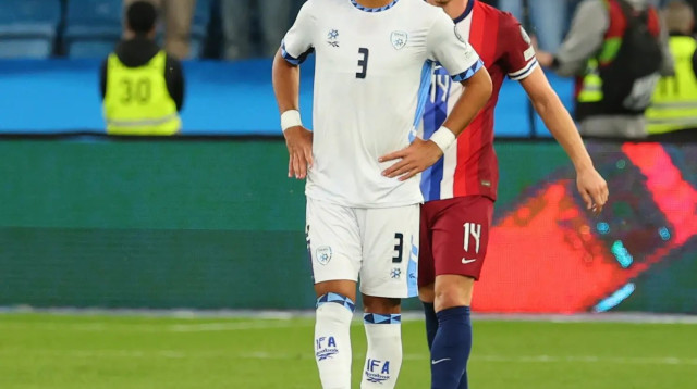 רוי רביבו שחקן נבחרת ישראל מאוכזב (צילום: אודי ציטיאט)