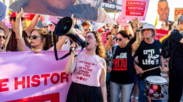 מחאת הנשים להחזרת החטופות והחטופים. מאי אטר, מנהלת הקהילות בתנועה (צילום: עודד אנגל)