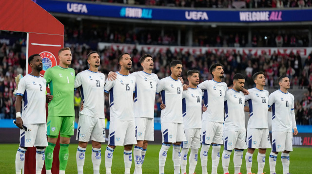 שחקני נבחרת ישראל עומדים בהמנון מול נבחרת נורבגיה (צילום: GettyImages, FREDRIK VARFJELL/AFP)