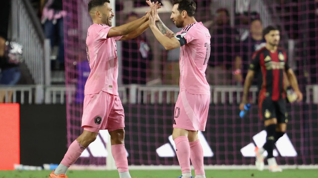 שחקן אינטר מיאמי ליאונל מסי עם ג'ורדי אלבה (צילום: GettyImages, Rich Storry)