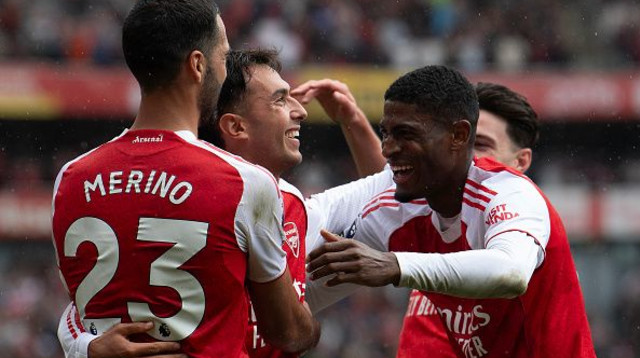 שחקני ארסנל חוגגים (צילום: GettyImages)
