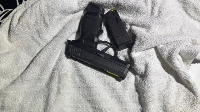 האקדח שנגנב מרכב (צילום: דוברות המשטרה)