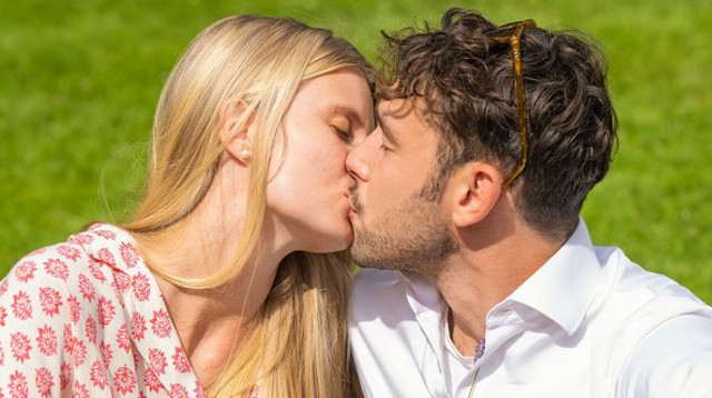 גבר ואישה מתנשקים (צילום: picture alliance)