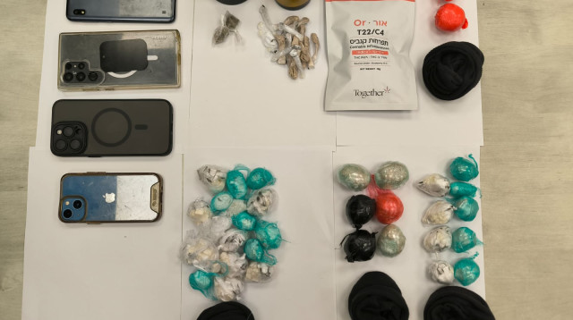 סמים וטלפונים שתפסה המשטרה (צילום: דוברות המשטרה)