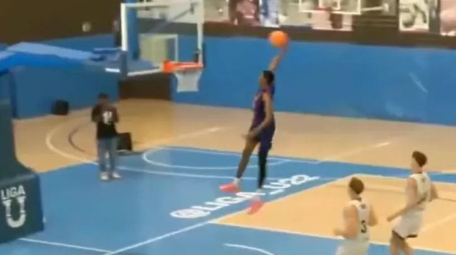 שחקן ברצלונה מוחמד דאבונה (צילום: צילום מסך, מתוך יוטיוב)