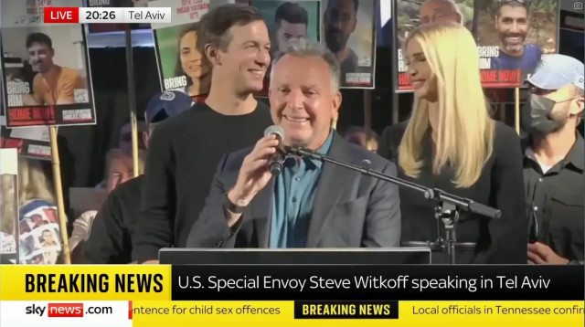 החיוך שעלה לראש הממשלה שלנו ביוקר רב (צילום: צילום מסך, סקיי ניוז)