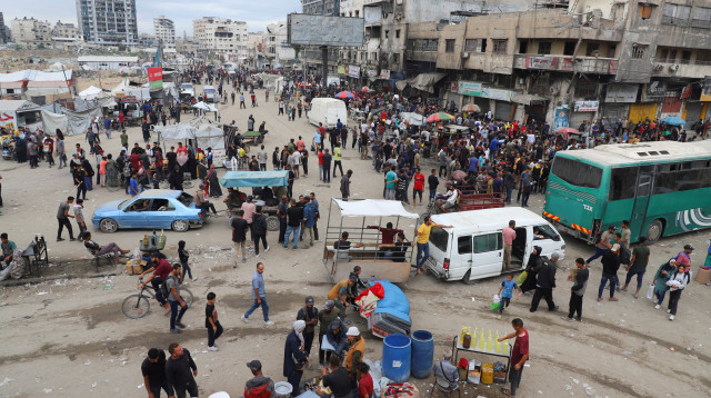 העזתים חוזרים לבתים בעזה  (צילום: רויטרס)