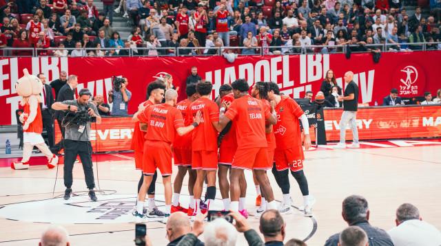 שחקני הפועל תל אביב (צילום: אתר רשמי, הפועל "IBI" תל אביב)