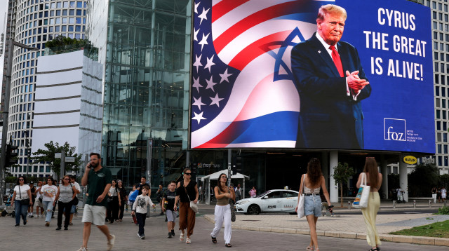 הנשיא טראמפ במסכים של קניון עזריאלי (צילום: רויטרס)