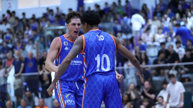 שחקני מכבי רמת גן, אדם אריאל, רונאלדו סגו (צילום: אתר רשמי, גיא ביטמן באדיבות מכבי קבוצת כנען רמת גן)