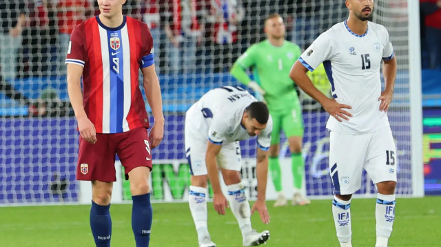 אליאל פרץ שחקן נבחרת ישראל מאוכזב לצד ארלינג הולאנד שחקן נבחרת נורבגיה (צילום: אודי ציטיאט)