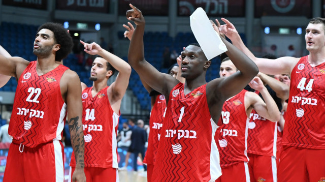 ג'ארד הארפר חוגג עם שחקני הפועל ירושלים (צילום: ברני ארדוב)