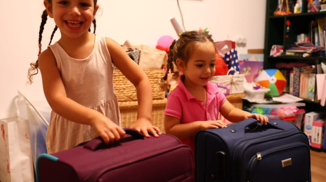 רוני ועלמה - הבנות של החטוף עמרי מירן  (צילום: באדיבות המשפחה)