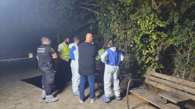גופת אישה אותרה בגינה בתל אביב (צילום: דוברות המשטרה)