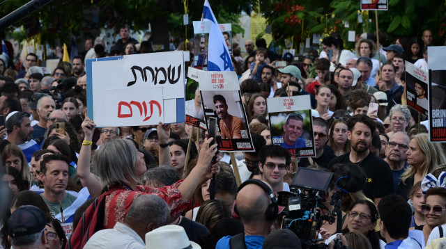 "שמחם תורם". כיכר החטופים, הבוקר (צילום: אבשלום ששוני)