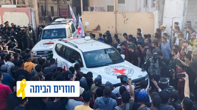 רכבי הצלב האדום לקליטת החטופים החוזרים (צילום: רויטרס)