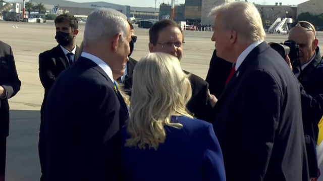 הנשיא טראמפ עם הנשיא הרצוג, בנימין ושרה נתניהו (צילום: צילום מסך,לע"מ)