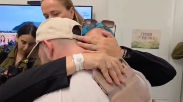 בר קופרשטיין נפגש עם אימו (צילום: דובר צה"ל)