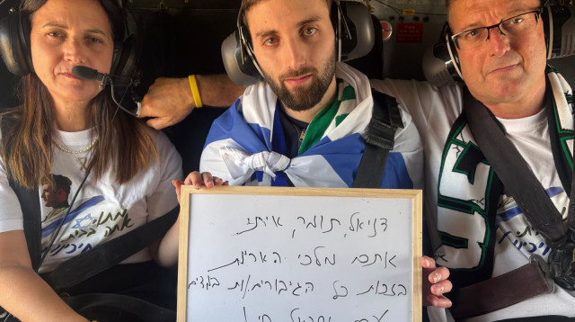 מתן אנגרסט על המסוק במסר לעם ישראל (צילום: מטה משפחות החטופים)
