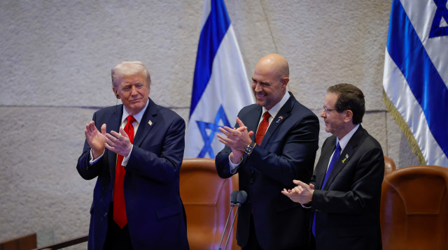 יצחק הרצוג, אמיר אוחנה ודונלד טראמפ במליאת הכנסת (צילום: נועם מושקוביץ, דוברות הכנסת)