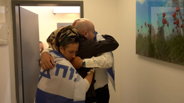 איתן מור נפגש עם הוריו, אפרת וצביקה (צילום: דובר צה"ל)